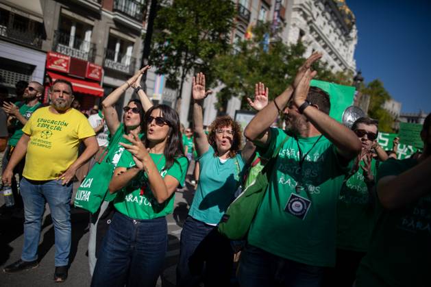 October 15, 2026, Madrid, Spain: Teachers protest in Madrid.Gathering of teachers on the second day of an indefinite strike, calling for improvements to public education in the Community of Madrid. Madrid Spain  - ZUMAs197 20261015_aaa_s197_206 Copyright: xDavidxCanalesx