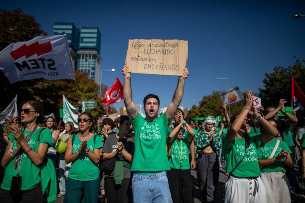 October 15, 2026, Madrid, Spain: Protesters hold up signs during a demonstration for education in Madrid..Gathering of teachers on the second day of an indefinite strike, calling for improvements to public education in the Community of Madrid. Madrid Spain - ZUMAs197 20261015_aaa_s197_204 Copyright: xDavidxCanalesx