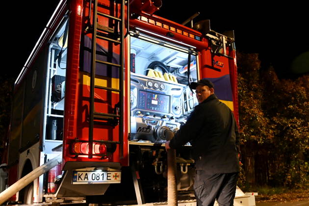Russian Drone Attack On Kyiv, Ukraine Firefighters work at the scene of a fire at a private residential house in the Shevchenkivskyi district of Kyiv, Ukraine, on October 15, 2026, following the explosion of a jet-powered drone launched by Russia. Kyiv Ukraine  Copyright: xOleksandrxGusevx originalFilename: gusev-notitle261015_npzAv.jpg