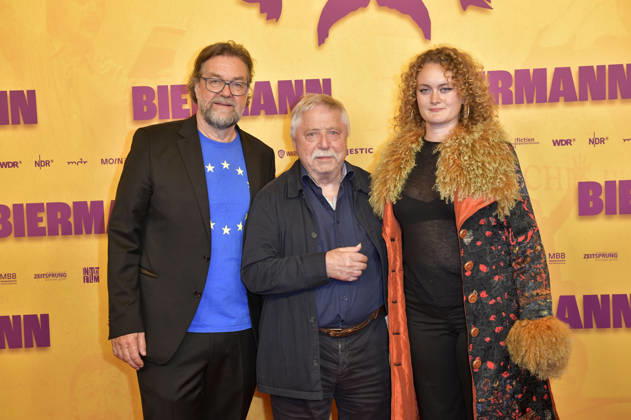 Jens Meurer, Wolf Biermann, and a guest at the premiere of the documentary *Biermann* at Kino International in Berlin, October 15, 2026 Foto:xM.xBehrensx xFuturexImagex biermann_berlin_6084