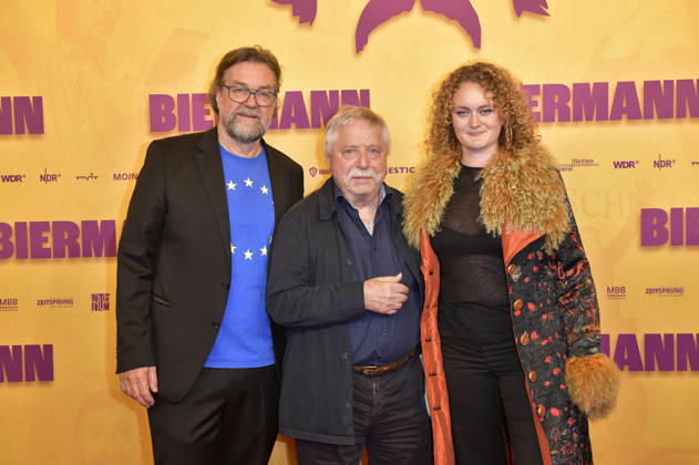 Jens Meurer, Wolf Biermann, and a guest at the premiere of the documentary *Biermann* at Kino International in Berlin, October 15, 2026 Foto:xM.xBehrensx xFuturexImagex biermann_berlin_6085