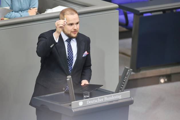 Berlin, Germany, October 16, 2026 German Bundestag 102nd Session Torben Braga, AfD, is holding a cigarette in his hand Copyright: xdtsxNachrichtenagenturx dts_139402