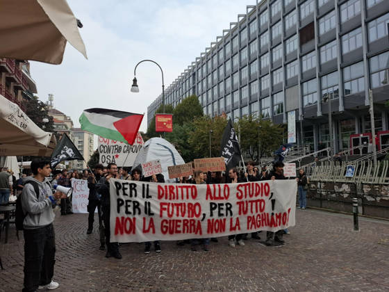 October 16, 2026, Torino: Il corteo contro il cambiamento climatico dei ragazzi di Friday for Future e gli studenti contro il degrado della scuola in corteo per il centro di Torino, 16 ottobre 2026 ANSA TINO ROMANO +++ATTENZIONE: NELLA FOTO P554a56b3796d92876945115ad2a7b2ecEBBERO ESSERE RITRATTI DEI MINORENNI. L ANSA METTE A DISPOSIZIONE DEI PROPRI ABBONATI QUESTA IMMAGINE, LASCIANDO LORO LA DECISIONE SULL OPPORTUNITA DI PUBBLICARLA+++ ++FOTO DIFFUSA DAGLI STUDENTI ++ USARE SOLO PER ILLUSTRARE OGGI LA NOTIZIA INDICATA NEL TITOLO - NON ARCHIVIARE FOTO NON IN VENDITA - DA USARE SOLO PER FINI GIORNALISTICI - NPK+++ --- A march against climate change by the Fridays for Future group, alongside students protesting the deterioration of their  - ZUMAa110 20261016_zaf_a110_003 Copyright: xTinoxRomanox xYu8x