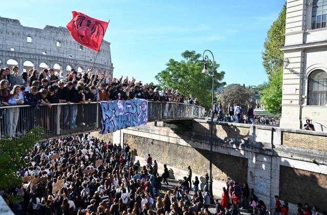 October 16, 2026, Roma: Il corteo degli studenti in centro a Roma, arriva la Colosseo e punta a raggiungere la sede del ministero dell Istruzione a viale Trastevere, 16 ottobre 2026 +++ATTENZIONE: NELLA FOTO Pmvapxlovkbmfvtspf3.jpgEBBERO ESSERE RITRATTI DEI MINORENNI. L ANSA METTE A DISPOSIZIONE DEI PROPRI ABBONATI QUESTA IMMAGINE, LASCIANDO LORO LA DECISIONE SULL OPPORTUNITA DI PUBBLICARLA+++ Gli studenti scandiscono cori antifascisti, ma anche slogan contro il Pd e la Cgil. Uno striscione dÃ appuntamento al 30 ottobre per lo sciopero generale. ANSA --- A student march in the center of Rome reaches the Colosseum, heading toward the Ministry of Education headquarters on Viale Trastevere, October 16, 2026. The students are chanting ant  - ZUMAa110 20261016_zaf_a110_004 Copyright: xFabioxCimagliax