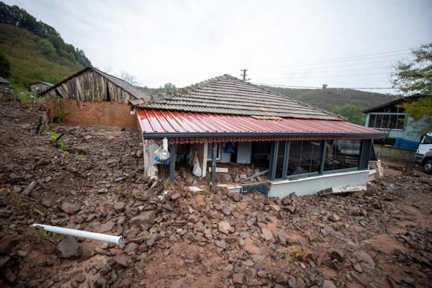 Landslide damages homes in Turkiye s Sakarya SAKARYA, TURKIYE - OCTOBER 16: Homes are damaged by a landslide and mud and rock debris carried by floodwaters following heavy rainfall in Karasu district of Sakarya, Turkiye, on October 16, 2026. Ibrahim Yozoglu Anadolu Sakarya Turkey. Editorial use only. Please get in touch for any other usage.  Copyright: x2026xAnadoluxIbrahimxYozoglux