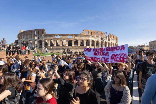 IPA89756024 - Rome, October 16, 2026: Student demonstration in Rome on No Meloni Day against Minister Valditara and the Education Decree-Law  Copyright: xMatteoxNardonex xMatteoxNardonex IPA89756024