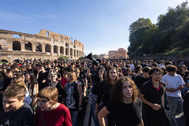 IPA89756020 - Rome, October 16, 2026: Student demonstration in Rome on No Meloni Day against Minister Valditara and the Education Decree-Law  Copyright: xMatteoxNardonex xMatteoxNardonex IPA89756020