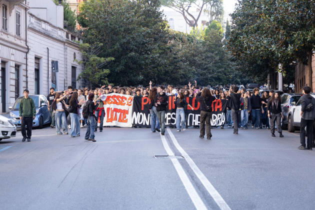 IPA89755957 - Rome, October 16, 2026: Student demonstration in Rome on No Meloni Day against Minister Valditara and the Education Decree-Law  Copyright: xMatteoxNardonex xMatteoxNardonex IPA89755957