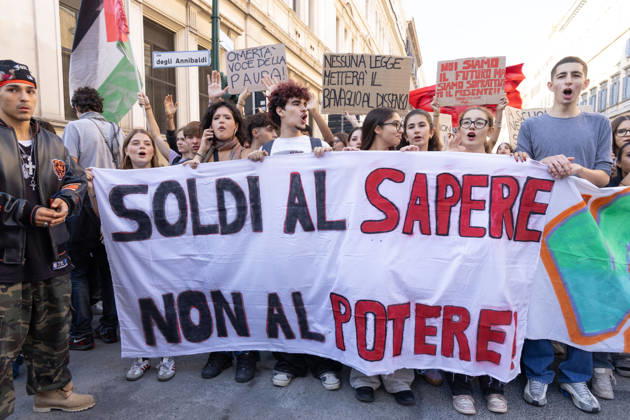 IPA89755972 - Rome, October 16, 2026: Student demonstration in Rome on No Meloni Day against Minister Valditara and the Education Decree-Law  Copyright: xMatteoxNardonex xMatteoxNardonex IPA89755972