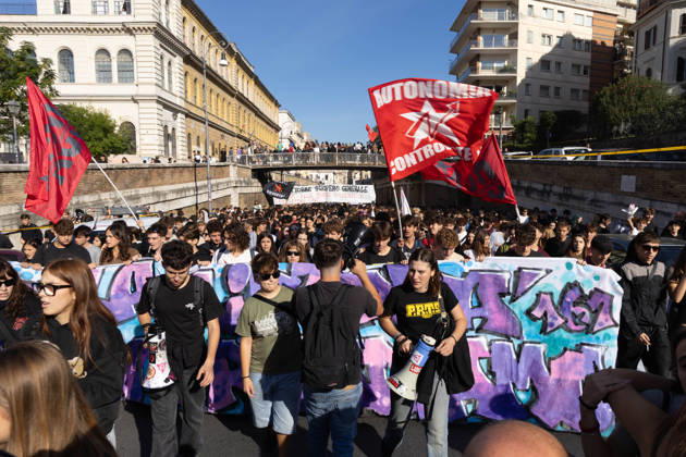 IPA89755987 - Rome, October 16, 2026: Student demonstration in Rome on No Meloni Day against Minister Valditara and the Education Decree-Law  Copyright: xMatteoxNardonex xMatteoxNardonex IPA89755987