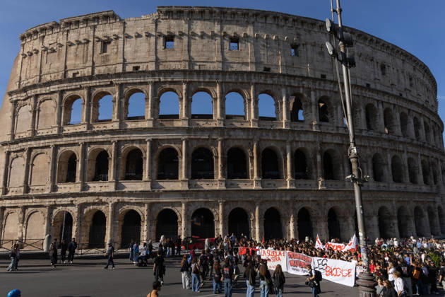 IPA89755992 - Rome, October 16, 2026: Student demonstration in Rome on No Meloni Day against Minister Valditara and the Education Decree-Law  Copyright: xMatteoxNardonex xMatteoxNardonex IPA89755992