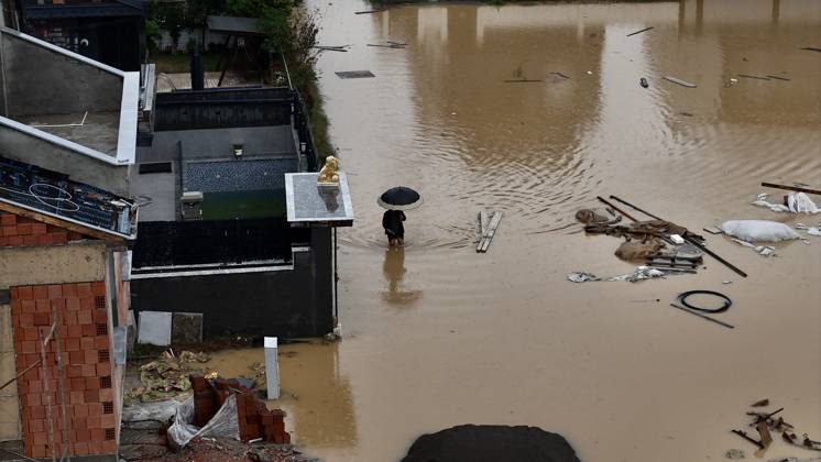 Heavy rain causes flooding in Turkiye s Sakarya SAKARYA, TURKIYE - OCTOBER 16: An aerial view of a person using an umbrella while trying to make their way through floodwaters in Alandere neighborhood of Kocaali district of Sakarya, Turkiye, following heavy rainfall, on October 16, 2026. Davut Genc Anadolu Sakarya Turkey. Editorial use only. Please get in touch for any other usage.  Copyright: x2026xAnadoluxDavutxGencx