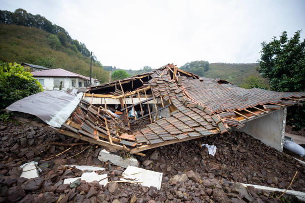 Landslide damages homes in Turkiye s Sakarya SAKARYA, TURKIYE - OCTOBER 16: Homes are damaged by a landslide and mud and rock debris carried by floodwaters following heavy rainfall in Karasu district of Sakarya, Turkiye, on October 16, 2026. Ibrahim Yozoglu Anadolu Sakarya Turkey. Editorial use only. Please get in touch for any other usage.  Copyright: x2026xAnadoluxIbrahimxYozoglux