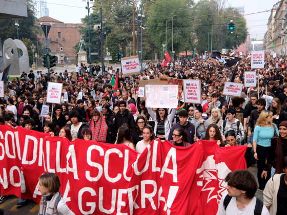 IPA89758476 - Turin, October 16, 2026: Student protests calling for funding for schools, not for war  Copyright: xCostantinoxSergix xCostantinoxSergix IPA89758476