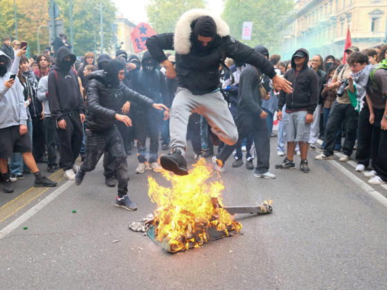 IPA89758550 - Turin, October 16, 2026: Student protests calling for funding for schools, not for war  Copyright: xCostantinoxSergix xCostantinoxSergix IPA89758550