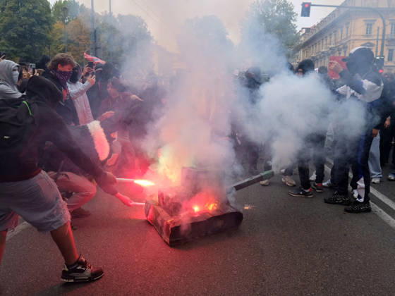 IPA89758521 - Turin, October 16, 2026: Student protests calling for funding for schools, not for war  Copyright: xCostantinoxSergix xCostantinoxSergix IPA89758521