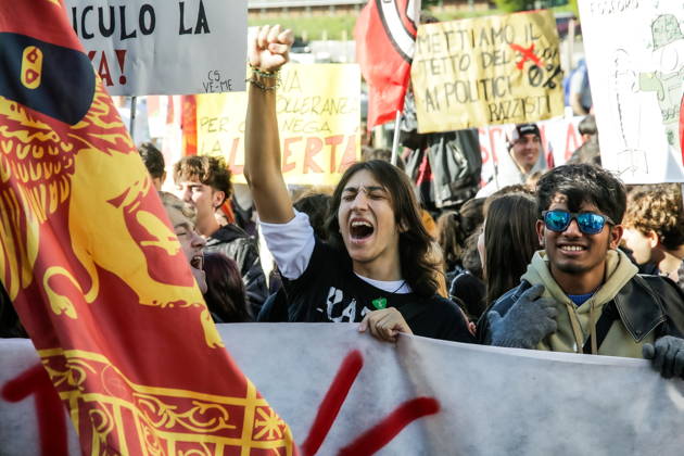 October 16, 2026, Master, Rome, Italy: High school students are participating in the march organized by the Coordination of High School Students to denounce the lack of resources in public schools, staff insecurity, the cost of books and transportation, and the critical issues facing the school system. The demonstration is part of the national student mobilization. Mestre, October 16, 2026 Master Italy  - ZUMAa289 20261016_zia_a289_011 Copyright: xMircoxToniolox xAgfx