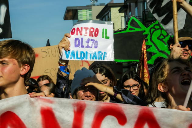 October 16, 2026, Master, Rome, Italy: High school students are participating in the march organized by the Coordination of High School Students to denounce the lack of resources in public schools, staff insecurity, the cost of books and transportation, and the critical issues facing the school system. The demonstration is part of the national student mobilization. Mestre, October 16, 2026 Master Italy  - ZUMAa289 20261016_zia_a289_017 Copyright: xMircoxToniolox xAgfx