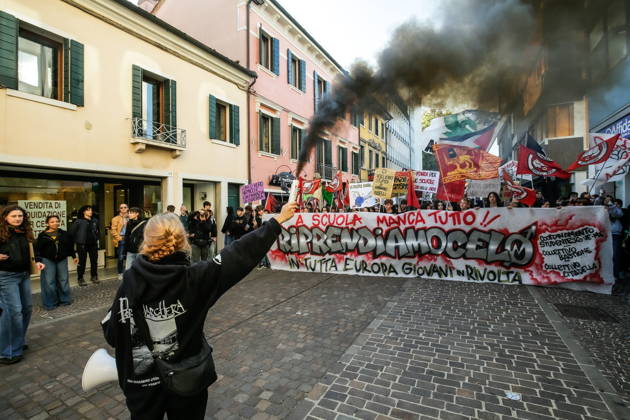 October 16, 2026, Master, Rome, Italy: High school students are participating in the march organized by the Coordination of High School Students to denounce the lack of resources in public schools, staff insecurity, the cost of books and transportation, and the critical issues facing the school system. The demonstration is part of the national student mobilization. Mestre, October 16, 2026 Master Italy  - ZUMAa289 20261016_zia_a289_040 Copyright: xMircoxToniolox xAgfx