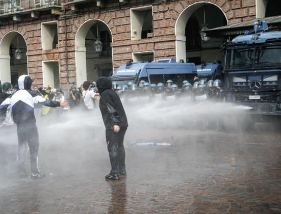 October 16, 2026, Torino, Italia: Il corteo degli studenti a Torino e arrivato in piazza Castello, dove alcune centinaia di manifestanti si sono staccati dal resto dei ragazzi, si sono coperti il volto e hanno lanciato sassi e torce di segnalazione verso le forze dell ordine, 16 ottobre 2026. Le forze dell ordine stanno rispondendo mettendo in azione gli idranti e con alcuni lacrimogeni. ANSA ++ATTENZIONE: NELLA FOTO P0c0b10d6c8c01b22b4b1209f850c0f9dEBBERO ESSERE RITRATTI DEI MINORENNI. L ANSA METTE A DISPOSIZIONE DEI PROPRI ABBONATI QUESTA IMMAGINE, LASCIANDO LORO LA DECISIONE SULL OPPORTUNITA DI PUBBLICARLA+++The student march in Turin reached Piazza Castello, where several hundred protesters broke away from the main group, covered  - ZUMAa110 20261016_zaf_a110_029 Copyright: xTinoxRomanox