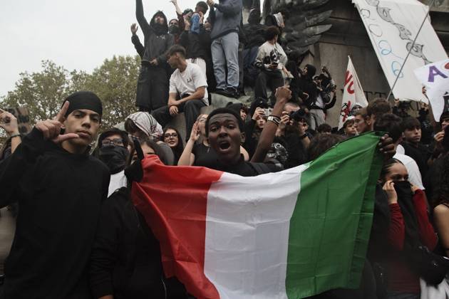 October 16, 2026, Turin, Italy: TURIN, ITALY, OCTOBER 16, 2026: Students demonstrate against deteriorating school buildings, insufficient education funding and job insecurity, calling for greater investment in education rather than military spending. Clashes break out in Piazza Castello, where police use water cannons and charge demonstrators. Earlier along the route, teachers link arms between students and police to prevent confrontation. Turin Italy  - ZUMAq101 20261016_zna_q101_132 Copyright: xJulianxNelajx