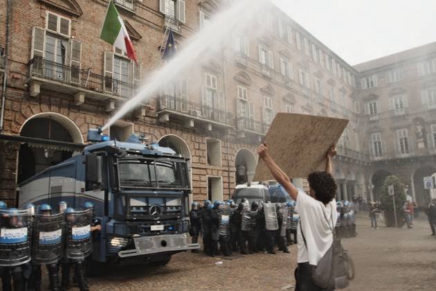 October 16, 2026, Turin, Italy: TURIN, ITALY, OCTOBER 16, 2026: Students demonstrate against deteriorating school buildings, insufficient education funding and job insecurity, calling for greater investment in education rather than military spending. Clashes break out in Piazza Castello, where police use water cannons and charge demonstrators. Earlier along the route, teachers link arms between students and police to prevent confrontation. Turin Italy  - ZUMAq101 20261016_zna_q101_135 Copyright: xJulianxNelajx
