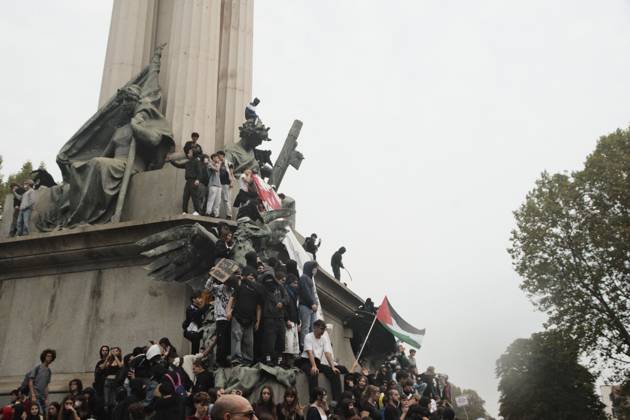 October 16, 2026, Turin, Italy: TURIN, ITALY, OCTOBER 16, 2026: Students demonstrate against deteriorating school buildings, insufficient education funding and job insecurity, calling for greater investment in education rather than military spending. Clashes break out in Piazza Castello, where police use water cannons and charge demonstrators. Earlier along the route, teachers link arms between students and police to prevent confrontation. Turin Italy  - ZUMAq101 20261016_zna_q101_139 Copyright: xJulianxNelajx