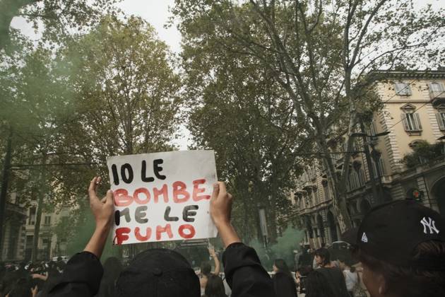 October 16, 2026, Turin, Italy: TURIN, ITALY, OCTOBER 16, 2026: Students demonstrate against deteriorating school buildings, insufficient education funding and job insecurity, calling for greater investment in education rather than military spending. Clashes break out in Piazza Castello, where police use water cannons and charge demonstrators. Earlier along the route, teachers link arms between students and police to prevent confrontation. Turin Italy  - ZUMAq101 20261016_zna_q101_142 Copyright: xJulianxNelajx