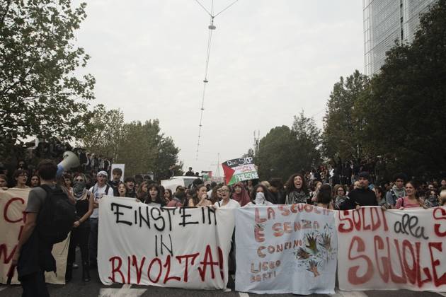 October 16, 2026, Turin, Italy: TURIN, ITALY, OCTOBER 16, 2026: Students demonstrate against deteriorating school buildings, insufficient education funding and job insecurity, calling for greater investment in education rather than military spending. Clashes break out in Piazza Castello, where police use water cannons and charge demonstrators. Earlier along the route, teachers link arms between students and police to prevent confrontation. Turin Italy - ZUMAq101 20261016_zna_q101_146 Copyright: xJulianxNelajx