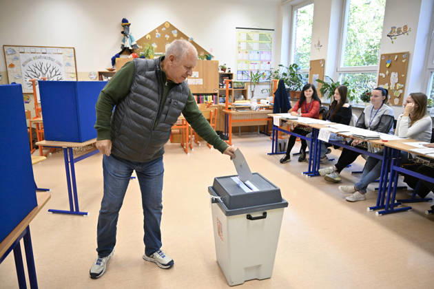 A voter cast his vote in the second round of the Senate elections in Zlin, Zlin Region, Czech republic on October 16, 2026. (CTKxPhoto DaliborxGluck) CTKPhotoP2026101605495  CTKPhotoP2026101605495