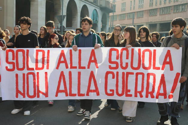 IPA89762464 - Bologna, October 16, 2026. Students and environmentalists gathered to demonstrate in support of the environment and against war on International Climate Day. Pictured is the march organized by OSA (Alternative Student Opposition) and Cambiare Rotta.  Copyright: xRobertoxBrancolinix xRobertoxBrancolini Ipax IPA89762464