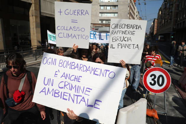 IPA89762502 - Bologna, October 16, 2026. Students and environmentalists gathered to demonstrate in support of the environment and against war on International Climate Day. Pictured is the march organized by Extinction Rebellion and Legambiente.  Copyright: xRobertoxBrancolinix xRobertoxBrancolini Ipax IPA89762502