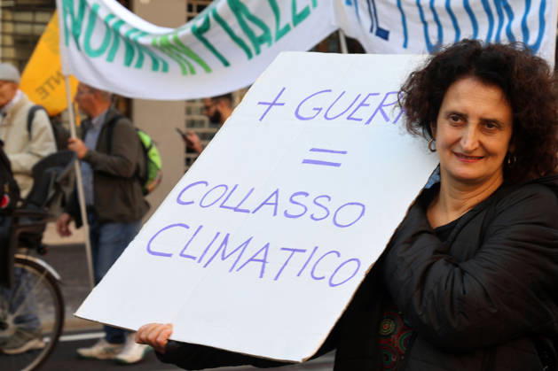 IPA89762503 - Bologna, October 16, 2026. Students and environmentalists gathered to demonstrate in support of the environment and against war on International Climate Day. Pictured is the march organized by Extinction Rebellion and Legambiente.  Copyright: xRobertoxBrancolinix xRobertoxBrancolini Ipax IPA89762503