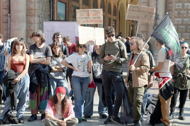 IPA89762521 - Bologna, October 16, 2026. Students and environmentalists gathered to demonstrate in support of the environment and against war on International Climate Day. Pictured is the march organized by Extinction Rebellion and Legambiente.  Copyright: xRobertoxBrancolinix xRobertoxBrancolini Ipax IPA89762521
