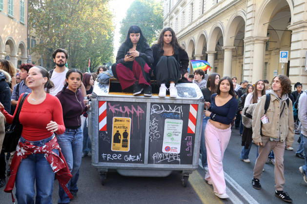 IPA89762430 - Bologna, October 16, 2026. Students and environmentalists gathered to demonstrate in support of the environment and against war on International Climate Day. Pictured is the march organized by OSA (Alternative Student Opposition) and Cambiare Rotta.  Copyright: xRobertoxBrancolinix xRobertoxBrancolini Ipax IPA89762430