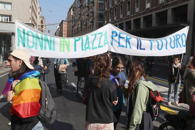 IPA89762500 - Bologna, October 16, 2026. Students and environmentalists gathered to demonstrate in support of the environment and against war on International Climate Day. Pictured is the march organized by Extinction Rebellion and Legambiente.  Copyright: xRobertoxBrancolinix xRobertoxBrancolini Ipax IPA89762500