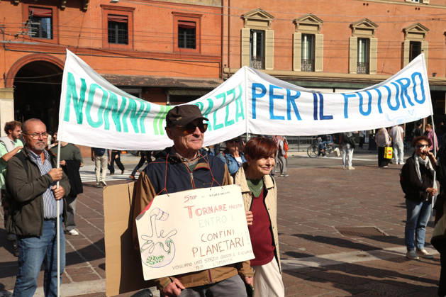 IPA89762510 - Bologna, October 16, 2026. Students and environmentalists gathered to demonstrate in support of the environment and against war on International Climate Day. Pictured is the march organized by Extinction Rebellion and Legambiente.  Copyright: xRobertoxBrancolinix xRobertoxBrancolini Ipax IPA89762510