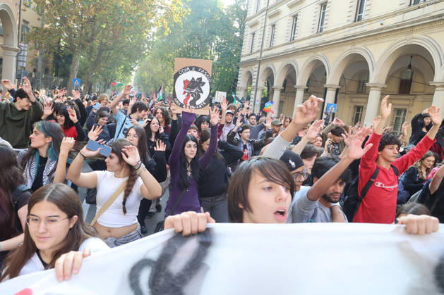 IPA89762421 - Bologna, October 16, 2026. Students and environmentalists gathered to demonstrate in support of the environment and against war on International Climate Day. Pictured is the march organized by OSA (Alternative Student Opposition) and Cambiare Rotta.  Copyright: xRobertoxBrancolinix xRobertoxBrancolini Ipax IPA89762421