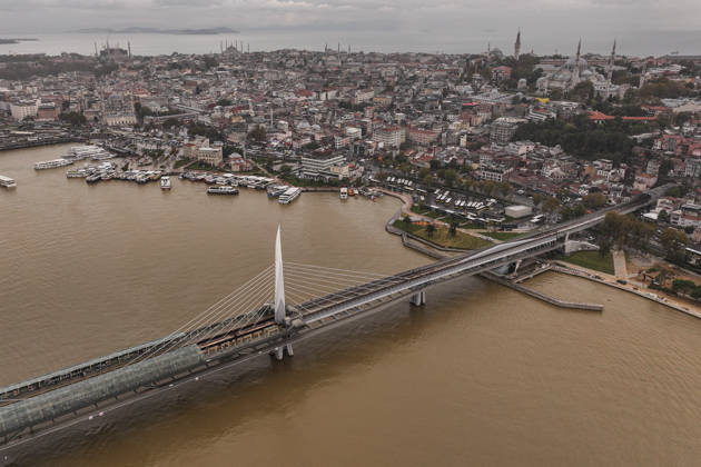 Torrential rain changes sea color to brown along Istanbul Strait and Golden Horn shores ISTANBUL, TURKIYE - OCTOBER 16: The waters along the shores of the Istanbul Strait and the Golden Horn (Halic) display a murky brown color in Istanbul, Turkiye, on October 16, 2026. Following heavy downpours across the metropolis, massive volumes of mud, soil sediment, and surface runoff washed through urban storm drains into the surrounding waterways, heavily discoloring coastal marine areas. Hakan Akgun Anadolu Istanbul Turkey. Editorial use only. Please get in touch for any other usage.  Copyright: x2026xAnadoluxHakanxAkgunx