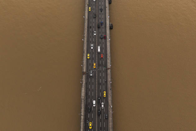 News Bilder des Tages Torrential rain changes sea color to brown along Istanbul Strait and Golden Horn shores ISTANBUL, TURKIYE - OCTOBER 16: The waters along the shores of the Istanbul Strait and the Golden Horn (Halic) display a murky brown color in Istanbul, Turkiye, on October 16, 2026. Following heavy downpours across the metropolis, massive volumes of mud, soil sediment, and surface runoff washed through urban storm drains into the surrounding waterways, heavily discoloring coastal marine areas. Hakan Akgun Anadolu Istanbul Turkey. Editorial use only. Please get in touch for any other usage.  Copyright: x2026xAnadoluxHakanxAkgunx