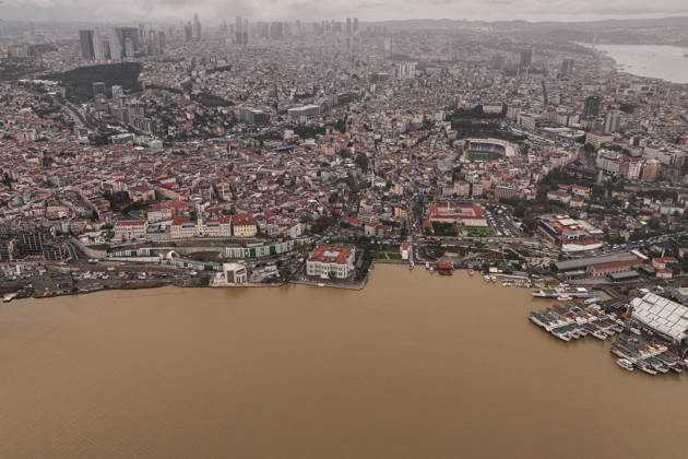 Torrential rain changes sea color to brown along Istanbul Strait and Golden Horn shores ISTANBUL, TURKIYE - OCTOBER 16: The waters along the shores of the Istanbul Strait and the Golden Horn (Halic) display a murky brown color in Istanbul, Turkiye, on October 16, 2026. Following heavy downpours across the metropolis, massive volumes of mud, soil sediment, and surface runoff washed through urban storm drains into the surrounding waterways, heavily discoloring coastal marine areas. Hakan Akgun Anadolu Istanbul Turkey. Editorial use only. Please get in touch for any other usage.  Copyright: x2026xAnadoluxHakanxAkgunx