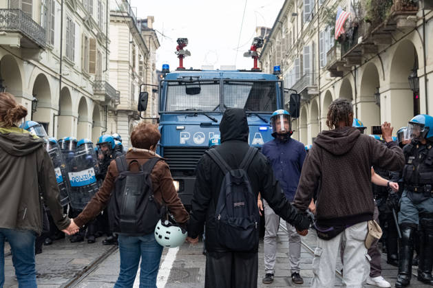 Reportage - Student strike in Turin Some people form a human chain to prevent the police from attacking the protesters during Student strike in Turin, Reportage in Turin, Italy, October 16 2026 Turin City of Turin Italy Copyright: xCamillaxBaronettox xLiveMediax LPN_2746377