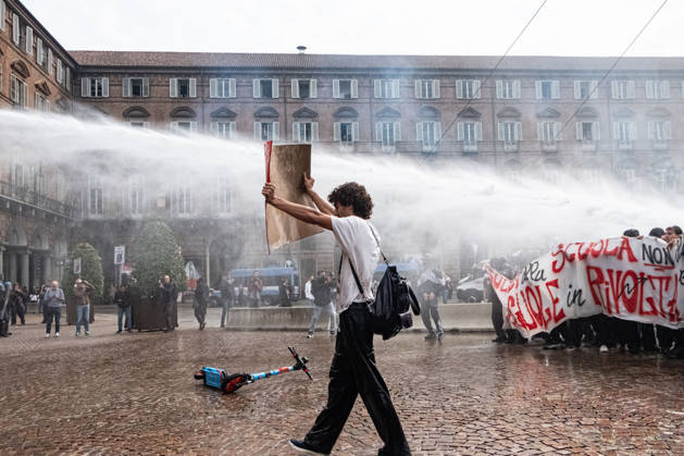 Reportage - Student strike in Turin Police turn on the water cannon against protesters in Piazza Castello during Student strike in Turin, Reportage in Turin, Italy, October 16 2026 Turin City of Turin Italy Copyright: xCamillaxBaronettox xLiveMediax LPN_2746390