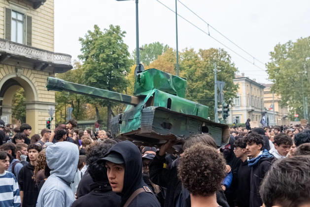 Reportage - Student strike in Turin The paper tank created by the protesters just before it was set on fire during Student strike in Turin, Reportage in Turin, Italy, October 16 2026 Turin City of Turin Italy Copyright: xCamillaxBaronettox xLiveMediax LPN_2746425