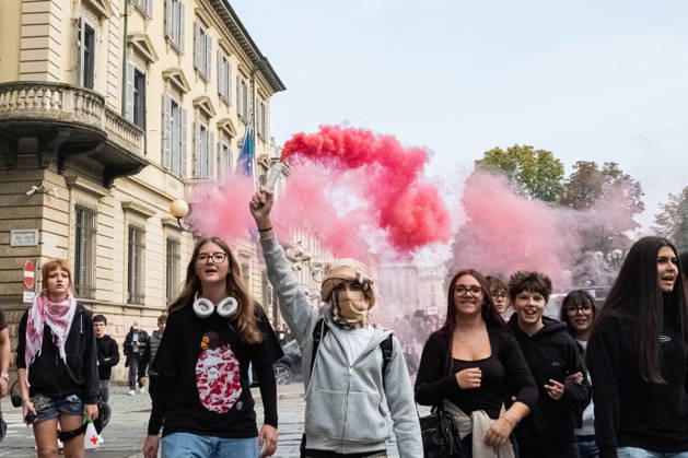 Reportage - Student strike in Turin Some students holding a smoke bomb during the march during Student strike in Turin, Reportage in Turin, Italy, October 16 2026 Turin City of Turin Italy Copyright: xCamillaxBaronettox xLiveMediax LPN_2746431