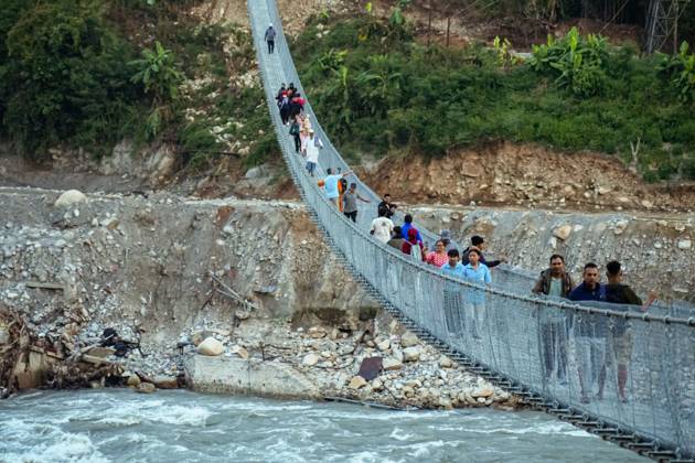 New Bridge Restores Nuwakot Crossing NUWAKOT, NEPAL, OCTOBER 15, 2026: People cross a newly built suspension bridge over the Trishuli River in Bidur Municipality, Nuwakot District. The footbridge restores access between communities after flooding along the Bhotekoshi Trishuli river corridor swept away road bridges and disrupted local transport. NUWAKOT bagmati Nepal Copyright: x xAmbirxTolangx xJNAxPressx