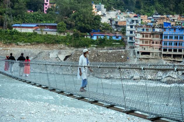 New Bridge Restores Nuwakot Crossing NUWAKOT, NEPAL, OCTOBER 15, 2026: People cross a newly built suspension bridge over the Trishuli River in Bidur Municipality, Nuwakot District. The footbridge restores access between communities after flooding along the Bhotekoshi Trishuli river corridor swept away road bridges and disrupted local transport. NUWAKOT bagmati Nepal Copyright: x xAmbirxTolangx xJNAxPressx