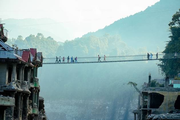 News Bilder des Tages New Bridge Restores Nuwakot Crossing NUWAKOT, NEPAL, OCTOBER 15, 2026: People cross a newly built suspension bridge over the Trishuli River in Bidur Municipality, Nuwakot District. The footbridge restores access between communities after flooding along the Bhotekoshi Trishuli river corridor swept away road bridges and disrupted local transport. NUWAKOT bagmati Nepal Copyright: x xAmbirxTolangx xJNAxPressx