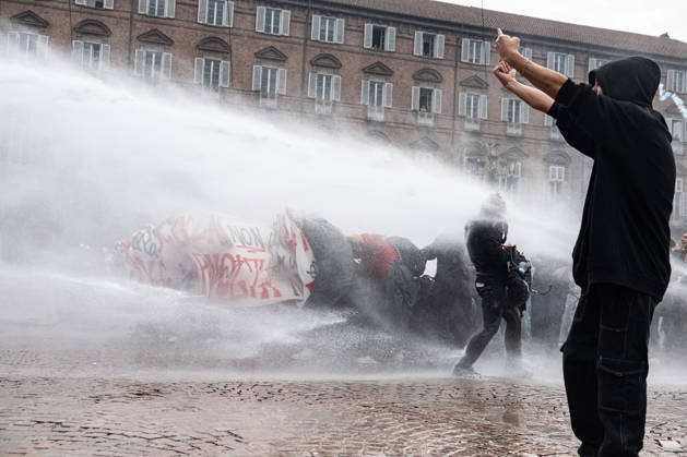 IPA89764414 - Police use water cannons against protesters in Piazza Castello during a student strike in Turin; Report from Turin, Italy, October 16, 2026  Copyright: xCamillaxBaronetto LiveMediax xCamillaxBaronetto LiveMediax IPA89764414