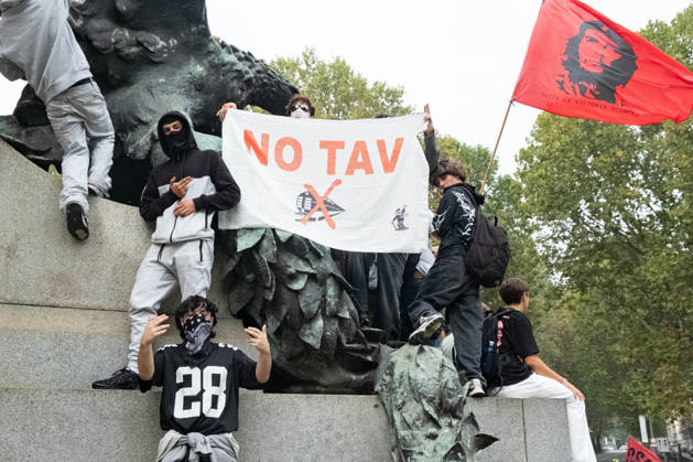 IPA89764420 - Some students standing by the statue on Corso Vittorio Emanuele II, holding flags during a student strike in Turin; Report from Turin, Italy, October 16, 2026  Copyright: xCamillaxBaronetto LiveMediax xCamillaxBaronetto LiveMediax IPA89764420
